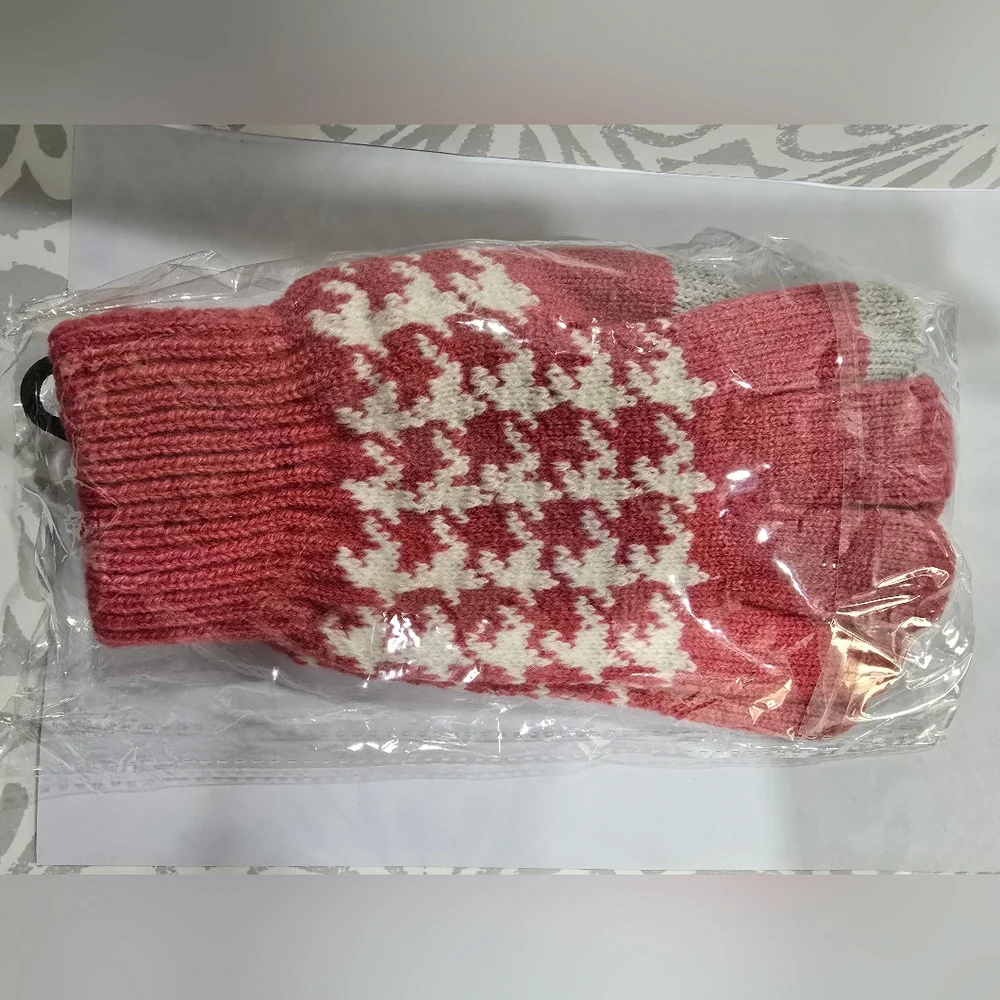 NWT Touchscreen Gloves – New in Package (Pink & White)